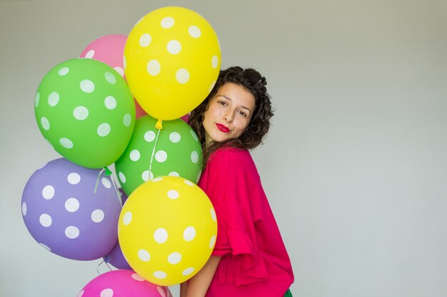 Belle jolie fille gaie avec des ballons colorés. Joyeux anniversaire de vacances.