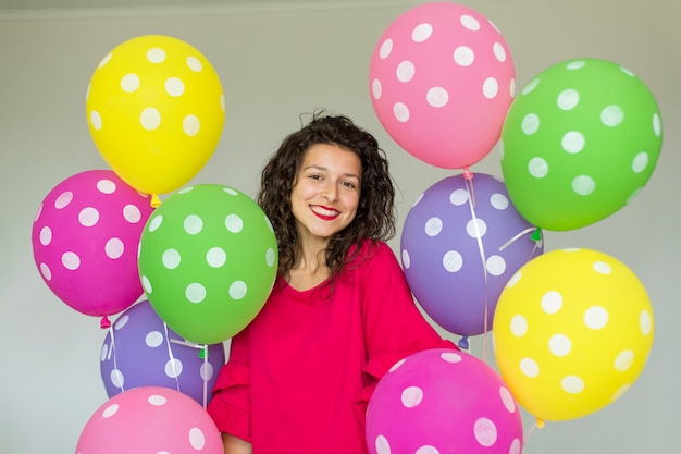 Belle jolie fille gaie avec des ballons colorés. Joyeux anniversaire de vacances.