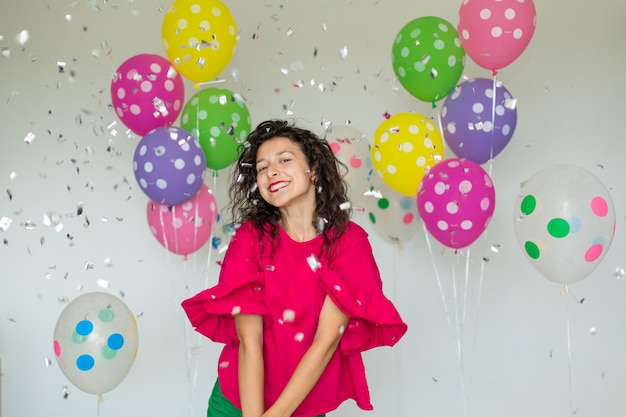 Belle jolie fille gaie avec des ballons colorés. Joyeux anniversaire de vacances.