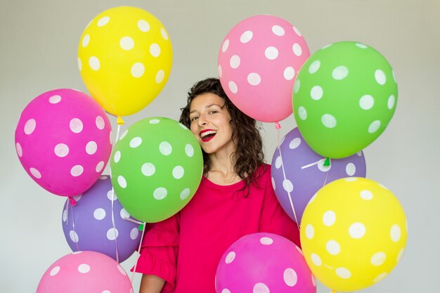 Belle jolie fille gaie avec des ballons colorés.