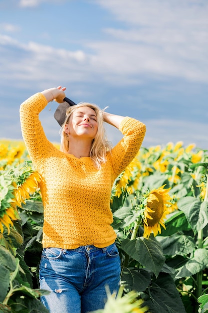 Belle jolie fille sexy dans un jean pull jaune et un chapeau noir