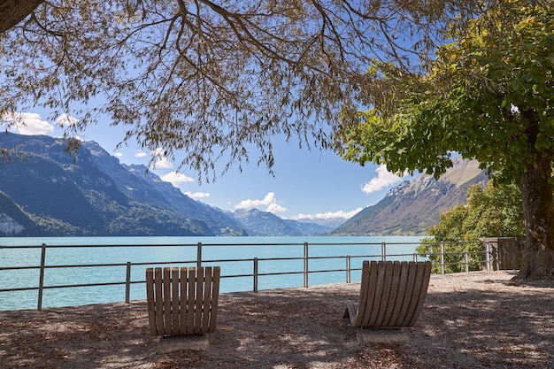 Belle journée ensoleillée au lac de Brienz en Suisse