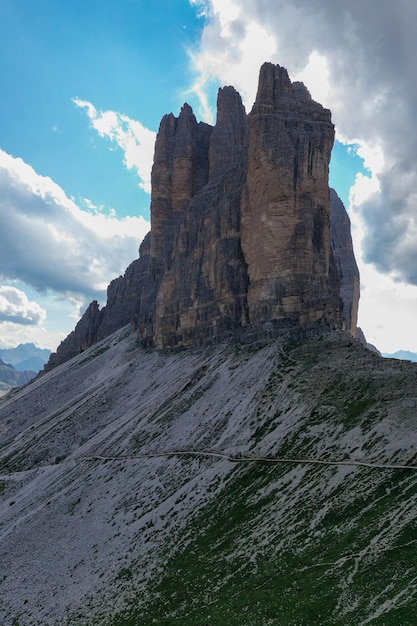 Photo une belle journée ensoleillée dans les dolomites vue sur les tre cime di lavaredo, trois célèbres sommets qui ressemblent à des cheminées