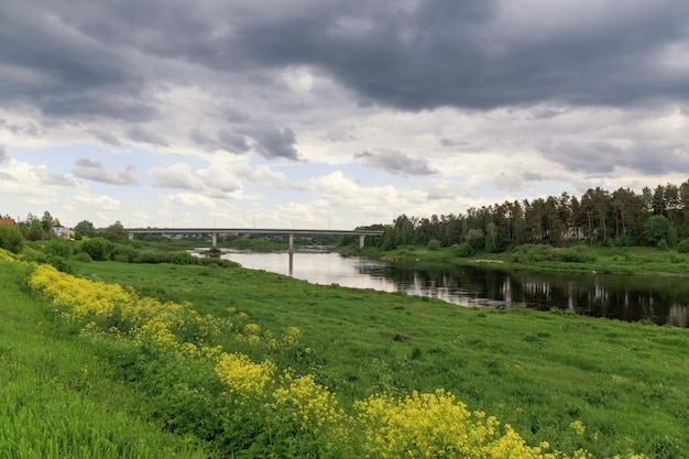 Belle journée d'été par les nuages orageux de la rivière Kraslava Latgale Lettonie