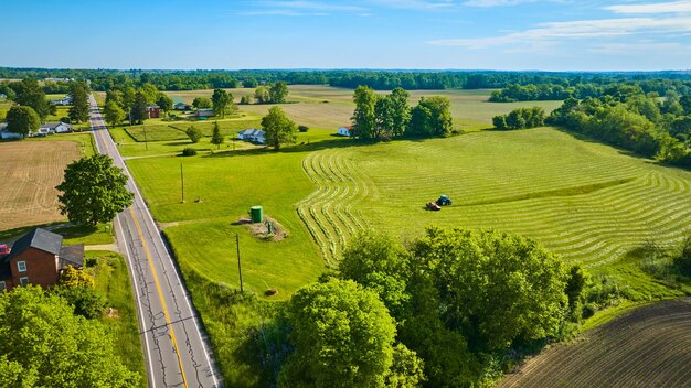 Une belle journée d'été avec un tracteur récoltant la récolte aérienne