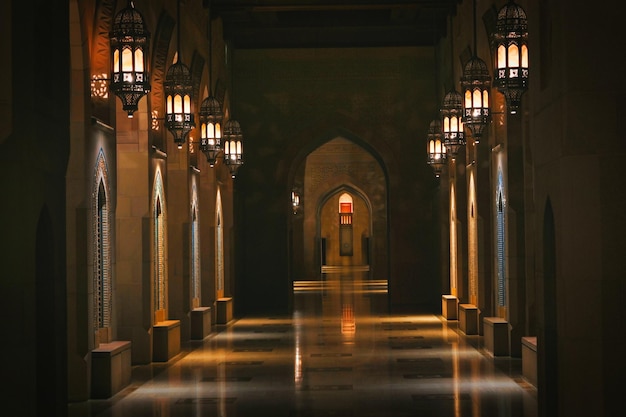 Une belle lanterne éclaire le couloir d'une mosquée