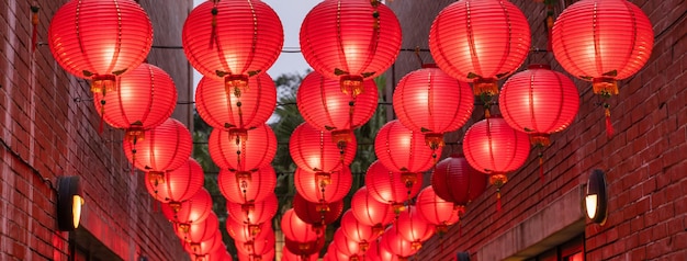 Belle lanterne rouge ronde accrochée à l'ancien concept de rue traditionnel du festival du nouvel an lunaire chinois en gros plan Le mot sous-jacent signifie bénédiction