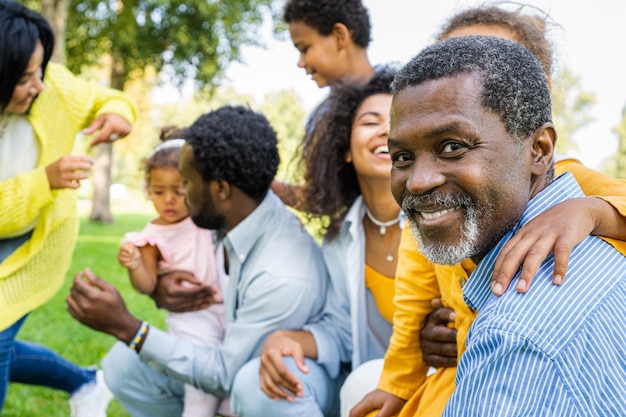 Belle liaison familiale afro-américaine heureuse au parc - Famille noire s'amusant à l'extérieur