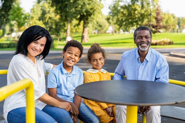 Belle liaison familiale afro-américaine heureuse au parc - Famille noire s'amusant à l'extérieur