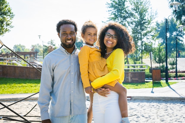 Belle liaison familiale afro-américaine heureuse au parc - Famille noire s'amusant à l'extérieur