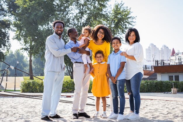 Belle liaison familiale afro-américaine heureuse au parc - Famille noire s'amusant à l'extérieur