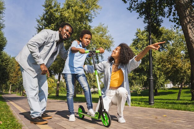 Belle liaison familiale afro-américaine heureuse au parc