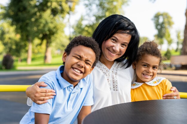 Belle liaison familiale afro-américaine heureuse au parc