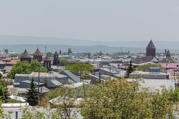 Photo belle ligne d'horizon, arbres et montagnes voisines dans la ville historique de gyumri, leninakan, arménie