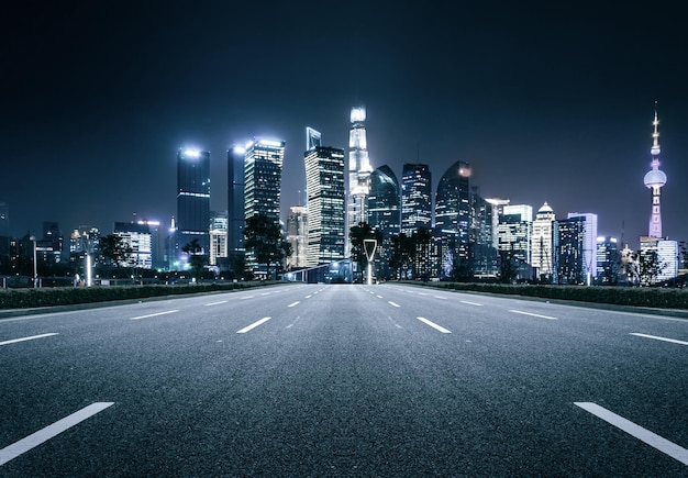 Belle ligne d'horizon de Shanghai à l'arrière-plan urbain nightmodern