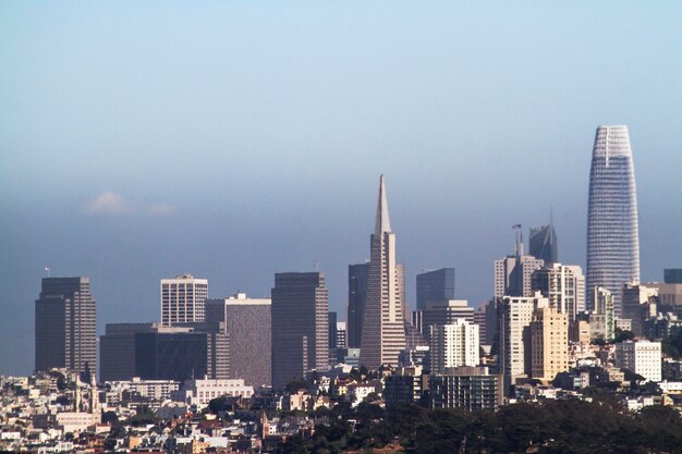 Belle ligne d'horizon de la ville de San Francisco au coucher du soleil USA