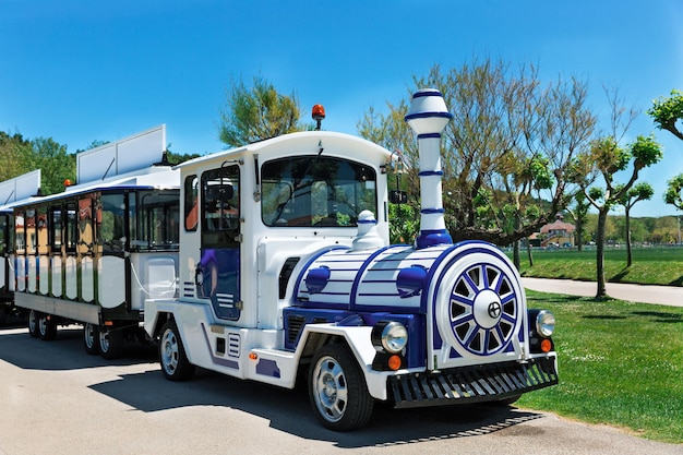 Belle locomotive touristique avec wagons