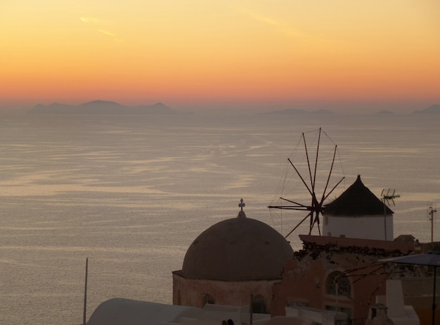 La belle lueur du coucher de soleil au village d&#39;Oia sur l&#39;île de Santorin en Grèce