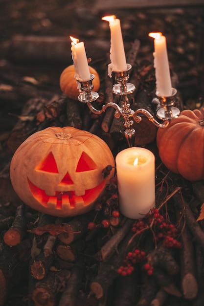 Belle lueur souriante orange drôle de visage citrouilles sculptées pour les vacances d'Halloween en plein air de jour