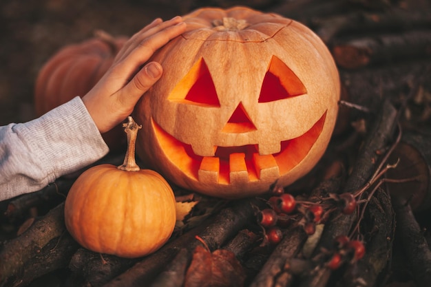 Belle lueur souriante orange drôle de visage citrouilles sculptées pour les vacances d'Halloween en plein air de jour