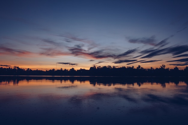 Belle lumière du soleil le soir à la rivière