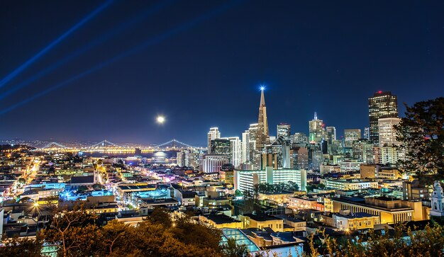 Belle lune de San Francisco Skyline de San Francisco à la nuit