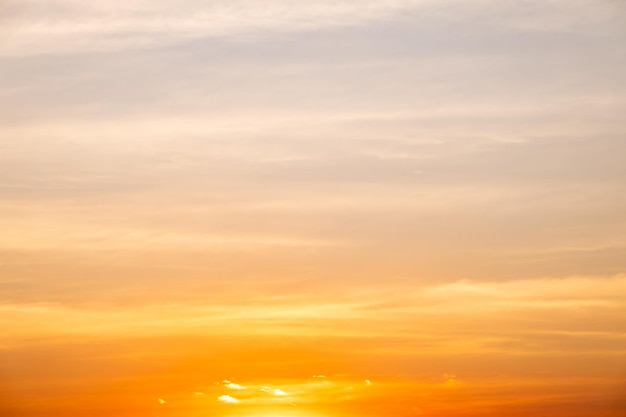 Belle luxe gradient doux nuages dorés orange et la lumière du soleil sur le ciel bleu parfait pour le fond prendre dans everningTwilight grande taille photo de paysage haute définition