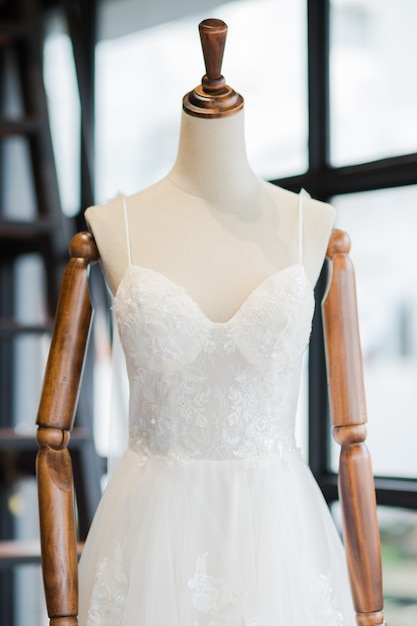 Belle et luxueuse robe de mariée dans le lieu du mariage