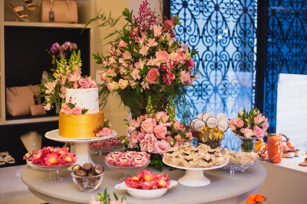 Belle et luxueuse table de gâteau de mariage et de bonbons