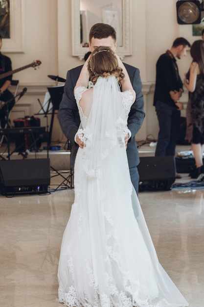 Photo belle magnifique mariée et le marié effectuant la première danse couple de mariage heureux dansant au restaurant à la réception de mariage concept de fugue de moments de mariage heureux