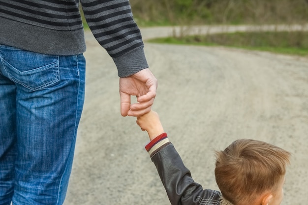 Une belle mains de parent et enfant à l'extérieur dans le parc