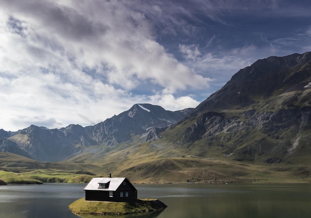 Photo belle maison au milieu d'un lac