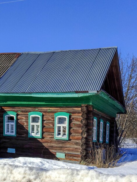 Belle maison en bois dans le village au printemps