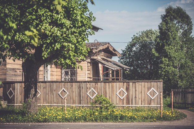 Belle maison en bois dans le village