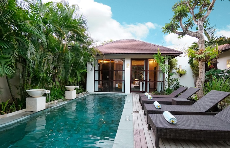 Photo belle maison contemporaine avec piscine et ornement tropical et plantes piscine avec vue sur l'eau bleue tropicale dans un jardin propre