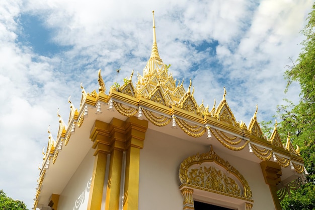 Belle maison dorée pour le culte religieux dans la religion du bouddhisme Le sanctuaire doré ou la maison des esprits en Thaïlande qui ressemble à un temple un temple bouddhiste traditionnel en Thaïlande