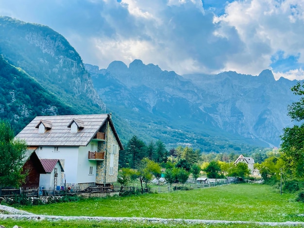 Belle maison d'hôtes dans la vallée du parc national de Theth en Albanie