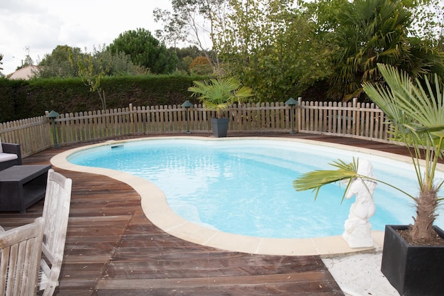 Belle maison, piscine personne à l'intérieur, terrasse en bois