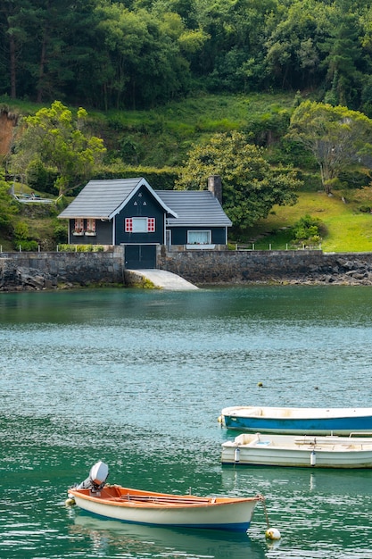 Une belle maison verte au bord de la mer à Urdaibai, une réserve de biosphère de Biscaye à côté de Mundaka. pays Basque