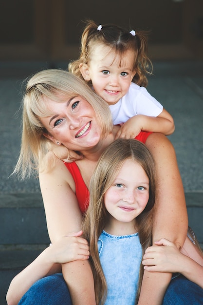 Belle maman blonde avec des filles. portrait de groupe