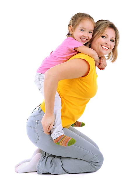 Belle maman avec petite fille isolée sur blanc