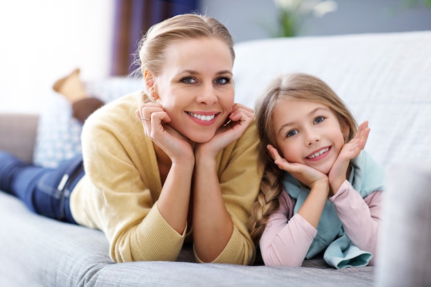 belle maman et sa fille s'amusant à la maison