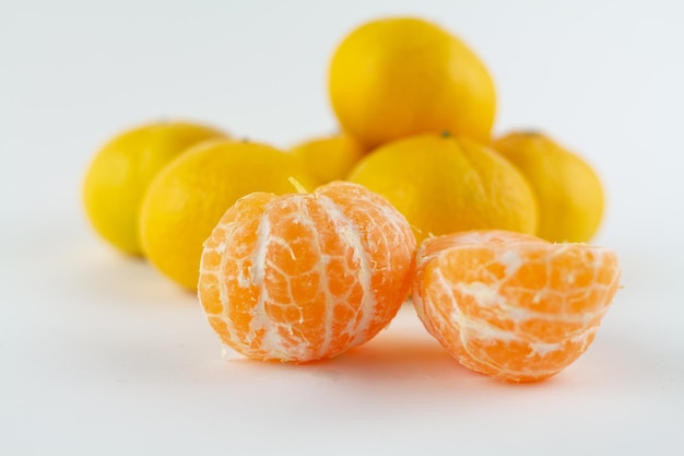 Belle mandarine épluchée mûre sur un fond blanc