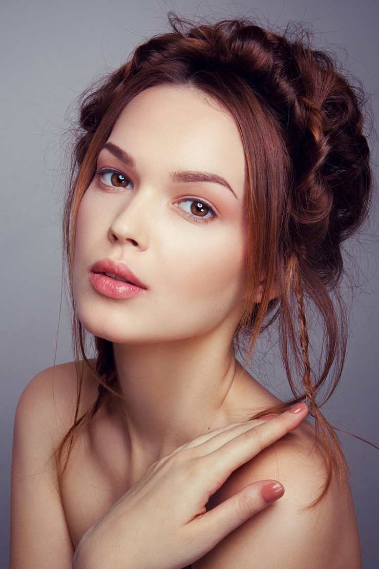 Photo belle mannequin de mode avec un maquillage brillant