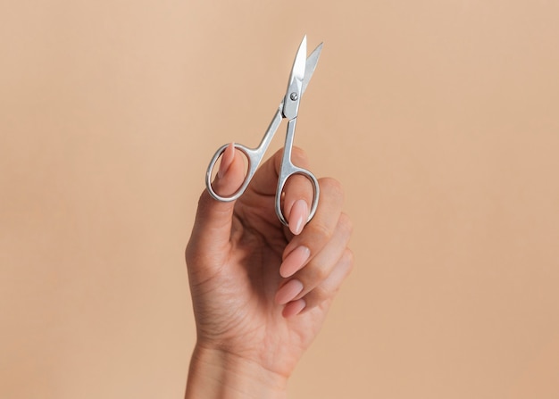 Photo belle manucure et ciseaux en bonne santé