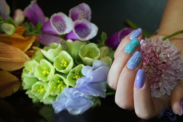Photo belle manucure nail art avec des fleurs. dessins d'ongles. soins des ongles et manucure.