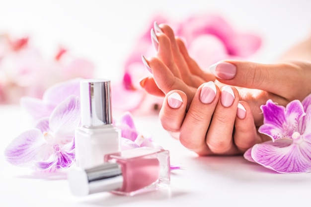 Belle manucure à ongles avec décoration d'orchidée rose.