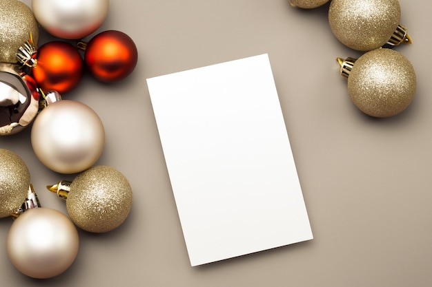 Belle maquette d'une carte blanche avec des décorations de Noël sur le côté de la carte