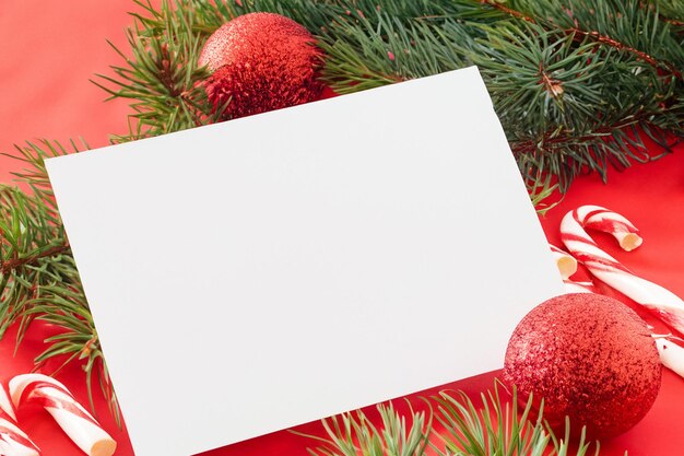 Belle maquette d'une carte blanche avec des décorations de Noël sur le côté de la carte
