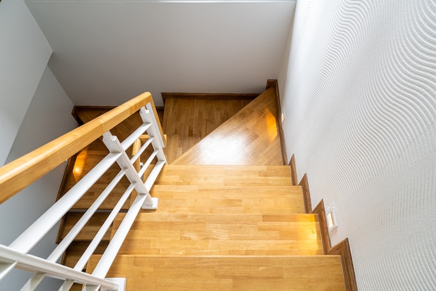 belle marche d'escalier en bois à la maison